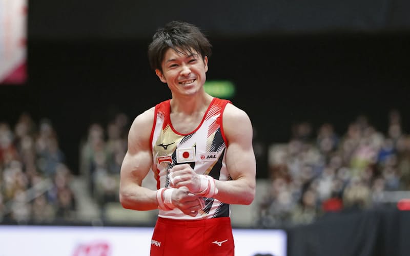 男子予選 鉄棒の演技を終えた内村航平=共同 男子予選 鉄棒の演技を終えた内村航平=共同