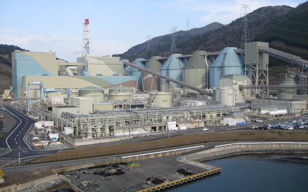 舞鶴発電所では二酸化炭素を回収したり輸送したりする実証実験が予定されている（京都府舞鶴市、写真は関西電力提供）