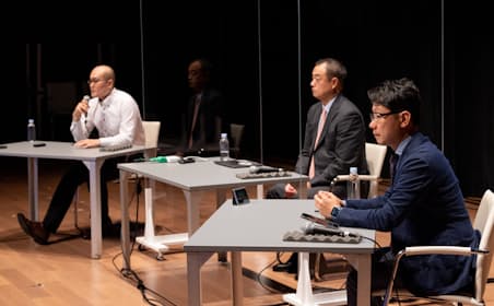 10月１日に開催された「金融DX/SUM」内の講演。マイクロソフトの藤井達人氏（写真右）らも登壇