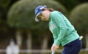 第1日、3番でバーディーパットを決めた勝みなみ。5アンダーで2位=マスターズGC 第1日、3番でバーディーパットを決めた勝みなみ。5アンダーで2位=マスターズGC