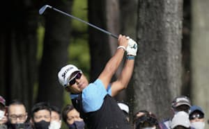 2番でティーショットを放つ松山英樹。6アンダーで2位=共同 2番でティーショットを放つ松山英樹。6アンダーで2位=共同