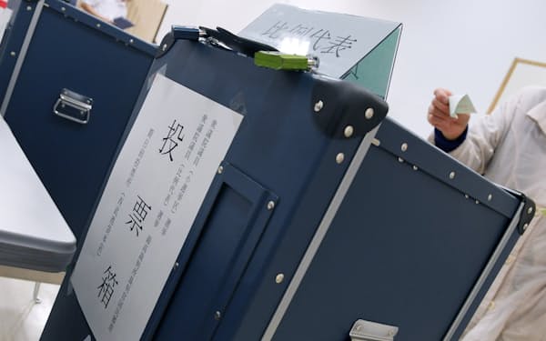 衆院選の期日前投票をする有権者（2017年10月、東京都豊島区の西武池袋本店）