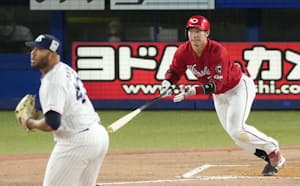 7回広島1死一、三塁、坂倉が右前に勝ち越し打を放つ。投手スアレス(21日、神宮)=共同 7回広島1死一、三塁、坂倉が右前に勝ち越し打を放つ。投手スアレス(21日、神宮)=共同