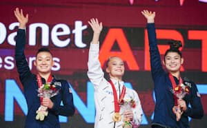 女子個人総合の表彰式で笑顔を見せる(左から)2位のリアン・ウォン、優勝のアンゲリナ・メルニコワ、3位のケーラ・ディセロ(21日、北九州市立総合体育館)=代表撮影・共同 女子個人総合の表彰式で笑顔を見せる(左から)2位のリアン・ウォン、優勝のアンゲリナ・メルニコワ、3位のケーラ・ディセロ(21日、北九州市立総合体育館)=代表撮影・共同