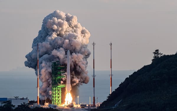 韓国が10月21日に打ち上げた国産ロケット「ヌリ号」＝ロイター