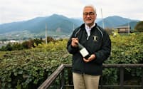 大村社長はワインに適したブドウ作りに力を注ぐ（甲州市にある自社ブドウ畑の前で）