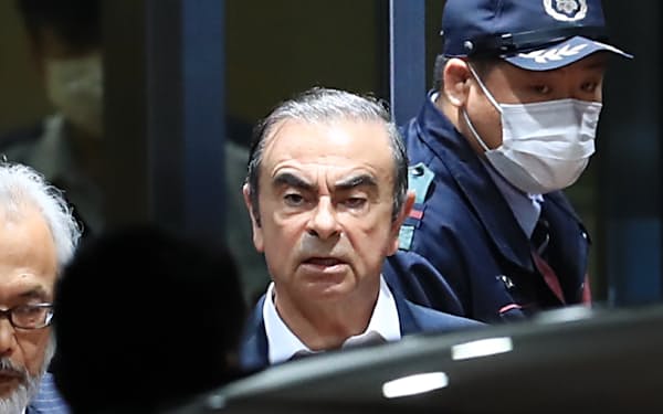 保釈され東京拘置所を出る日産自動車のゴーン元会長（2019年4月）