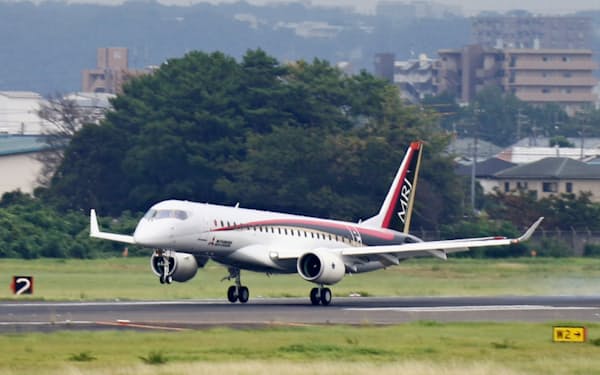 県営名古屋空港に引き返したMRJの試験1号機(2016年8月、愛知県豊山町)