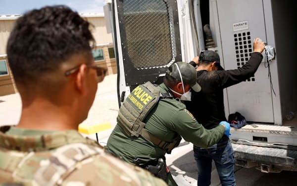 米メキシコ国境で拘束される中南米出身者が急増している（7月）=ロイター