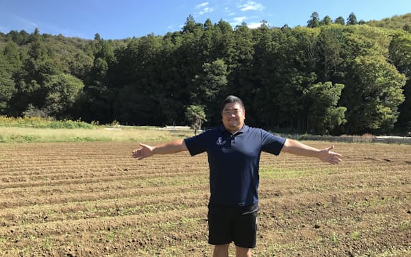 茨城県城里町でニンニク栽培に励む水戸ホーリーホック新規事業部の佐野さん