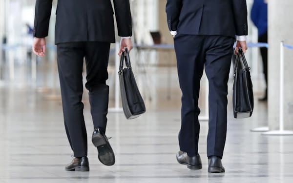 企業の合同説明会を訪れた就活生