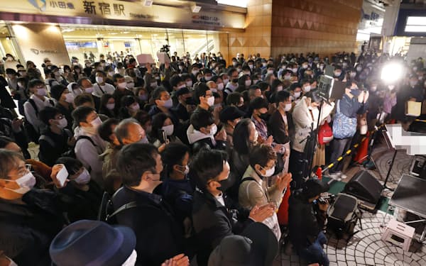 衆院選期間中唯一の日曜日となった24日夜、街頭演説に集まった人たち（東京・新宿、政党名などを加工しています）＝共同