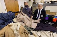 50～60年前のコートがずらり。石津祥介さん（右）が手にしているのはチロリアンコート風。安藤健治さんが着ているナイロンコートは「古着店で500円でした」（東京都港区の石津事務所で）