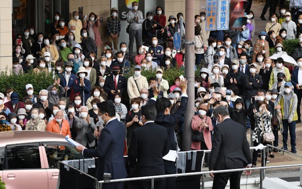 候補者らの街頭演説を聞く有権者(20日午前、兵庫県尼崎市)