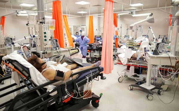 ブカレストの病院では病床が逼迫し、医療崩壊の危機が懸念されている＝ロイター