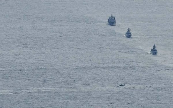 　並んで航行する中国（右側）とロシアの海軍艦艇＝23日午前、長崎県男女群島の南南東海域（防衛省提供）