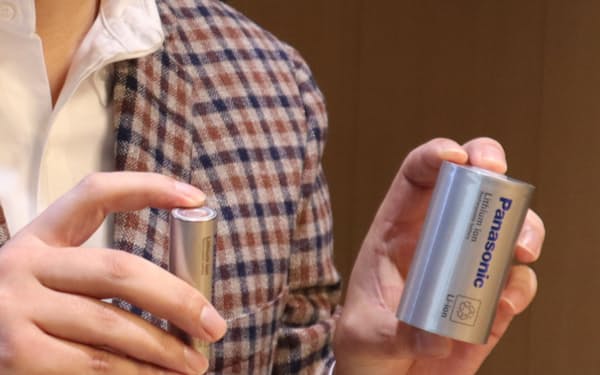 パナソニックの電池事業を統括する只信氏は「新型電池(写真㊨)は容量が従来品の約5倍だ」と話す