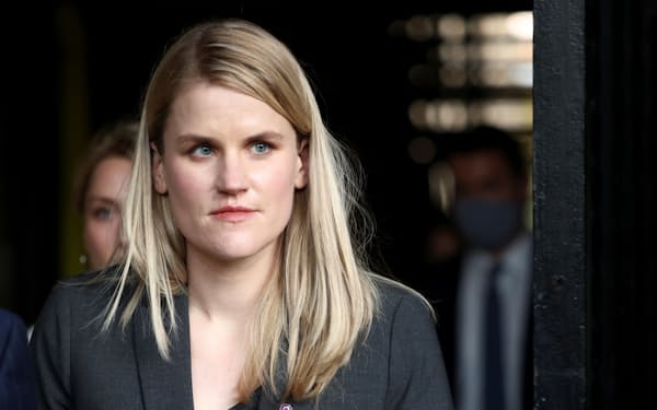 内部資料はフェイスブック元社員のフランシス・ホーゲン氏が提供した(25日、ロンドン)=ロイター