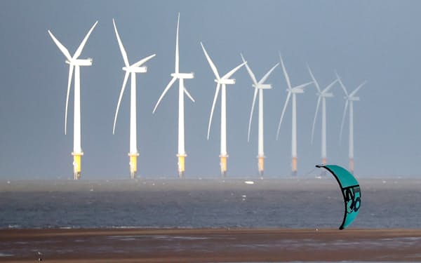 温暖化ガスの排出減には再生可能エネルギーの拡大が欠かせない（英国沖の風力発電施設）＝ロイター