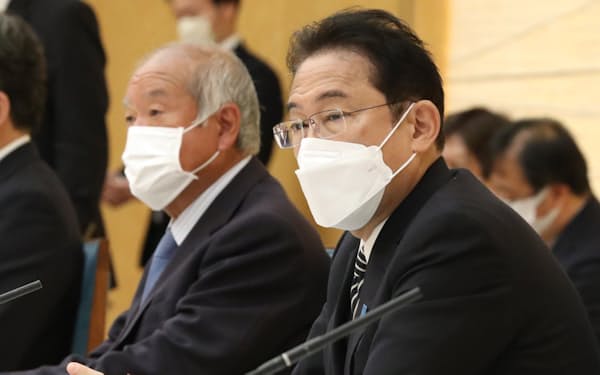 新しい資本主義実現会議の初会合であいさつする岸田首相(26日午前、首相官邸)