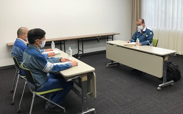 検査冒頭に開かれた原子力規制庁担当者（右）と東電側との打ち合わせ（26日、新潟県）