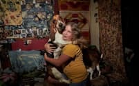 米ウェストバージニア州ブーン郡の少女と飼い犬（PHOTOGRAPH BY STACY KRANITZ）

