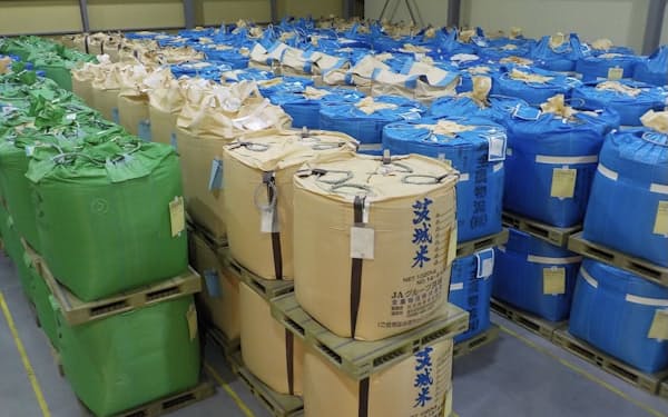 20年産米などが保管されるコメ卸の倉庫（埼玉県内）