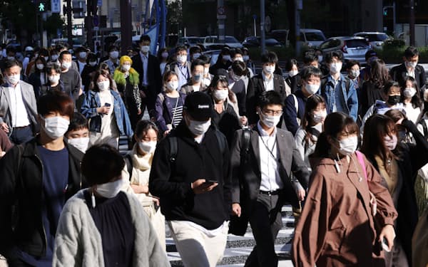 マスク姿で通勤する人たち（26日、名古屋市中村区）