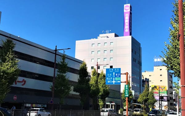 出雲殿互助会が取得した「浜松連尺ビル」(現・出雲殿互助会連尺ビル、中央)