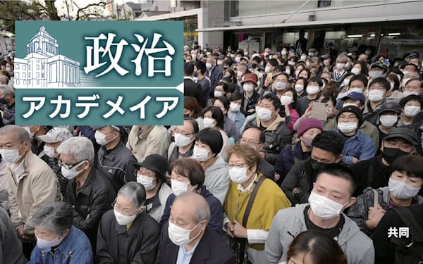 街頭演説に集まった有権者ら(24日午後、大阪市)=共同