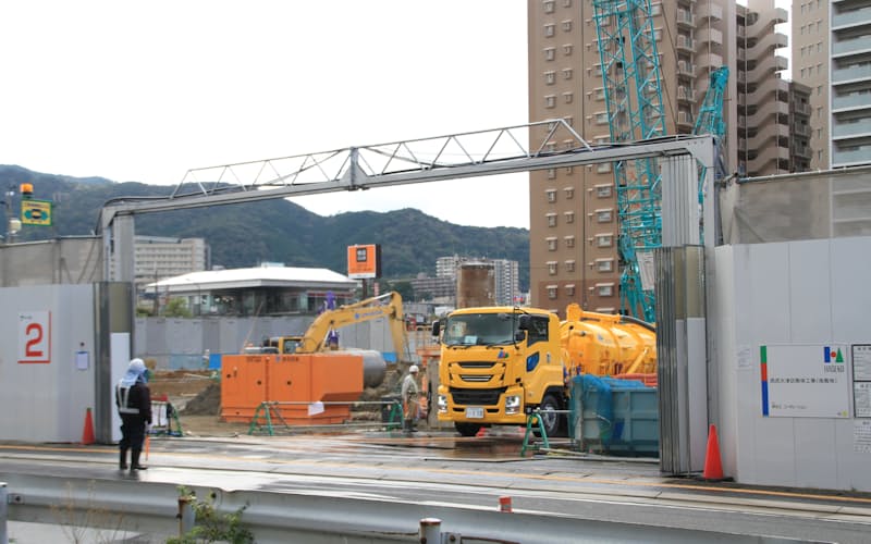 旧西武大津店の跡地では建物の撤去がほぼ終了した(26日、大津市) 旧西武大津店の跡地では建物の撤去がほぼ終了した(26日、大津市)