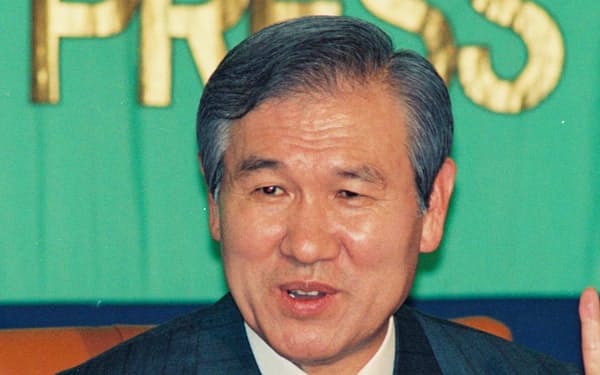 日本記者クラブで記者会見する韓国の盧泰愚大統領(1990年5月26日)