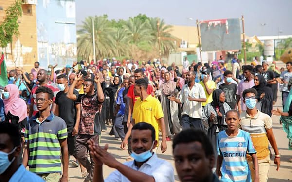 スーダン軍のクーデターに抗議するデモに参加した市民ら（25日、ハルツーム）＝ＡＰ