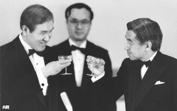 1990年5月、宮中晩さん会で天皇陛下(現上皇さま)と乾杯する韓国の盧泰愚大統領(宮殿・豊明殿)=共同