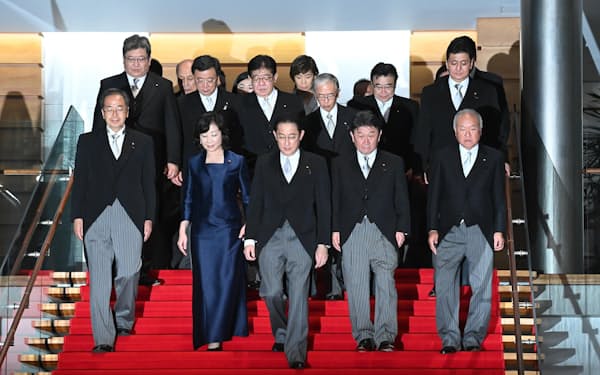 初閣議を終え、記念撮影に臨む岸田首相と新閣僚（4日、首相官邸）