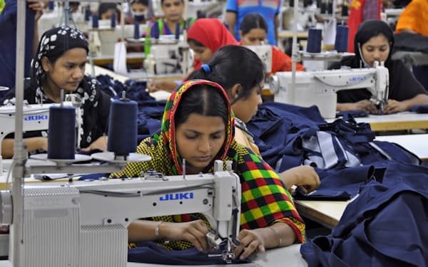 発展途上国での労働環境の改善は継続的な課題だ（写真はバングラデシュの縫製工場）
