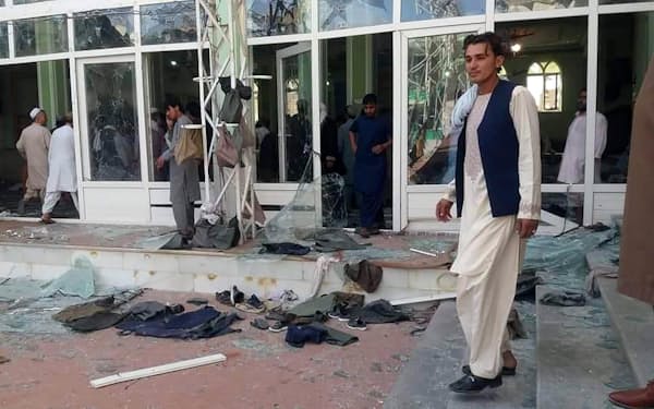 爆発があったイスラム教シーア派のモスク（15日、アフガン南部カンダハル）＝UPI・共同