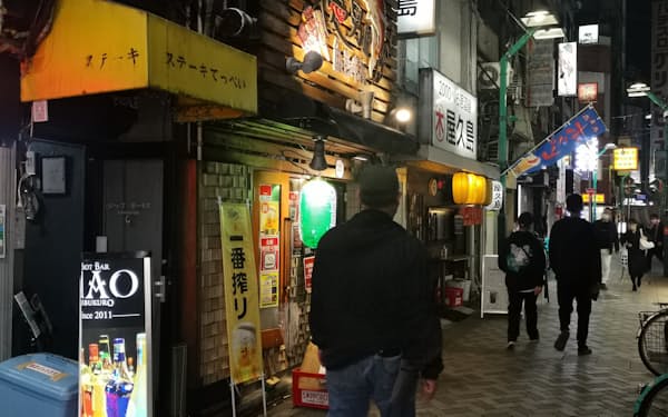 午後９時を過ぎた東京・池袋の飲食店街（２６日）