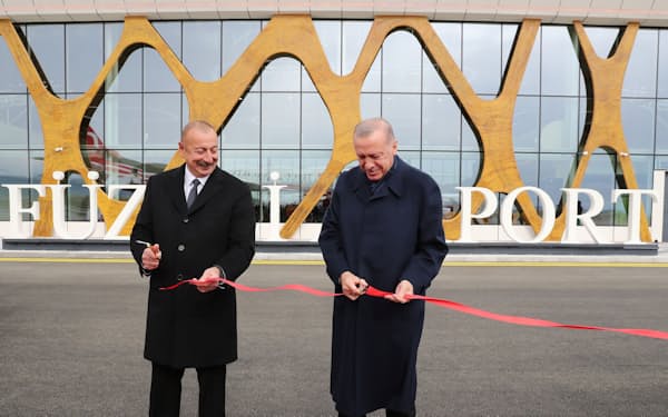 アゼルバイジャンの新空港の落成式に出席したトルコのエルドアン大統領（右）とアゼルバイジャンのアリエフ大統領＝ロイター