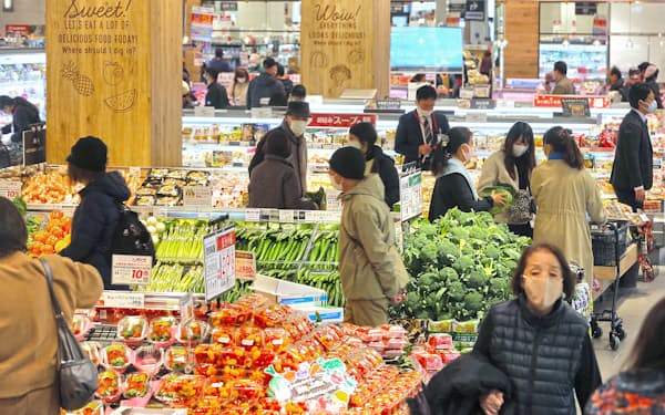 買い物客で混雑する食品売り場（埼玉県上尾市のイオンスタイル上尾）