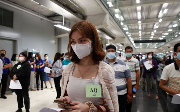 27日、タイ・バンコクの空港で外国人旅行客の受け入れに向けた訓練が実施された＝ロイター