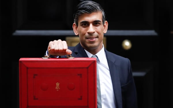 スナク財務相は財政再建を進めても必要な歳出を増やすことができると主張する(写真は27日、ロンドン)=ロイター