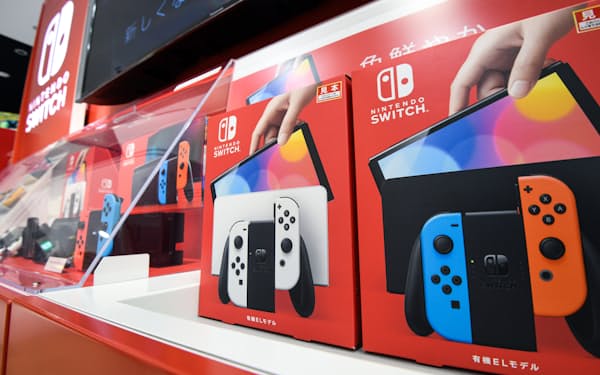 品薄が続くスイッチの新型機(大阪市のエディオンなんば本店)