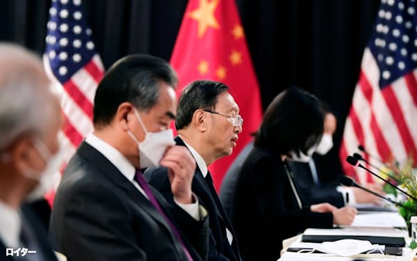米国の対中国観は政権と経済界で温度差が顕著になっているという(写真は今年3月のアンカレジでの米中外交トップによる対面の会談)=ロイター