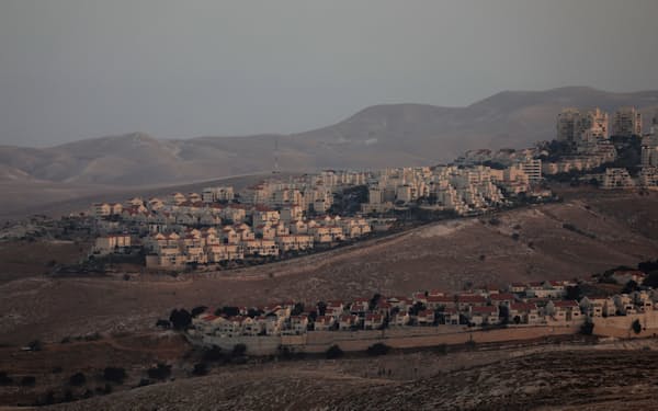イスラエルのベネット政権は入植住宅の増設を承認した（27日、ヨルダン川西岸のユダヤ人入植地）＝ロイター