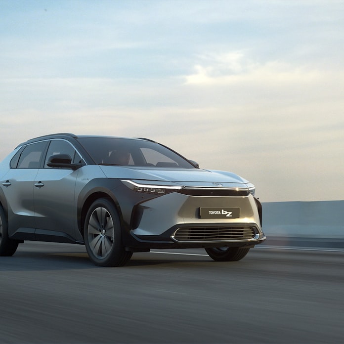 トヨタ初の量産EV、航続距離500キロ テスラを猛追: 日本経済新聞
