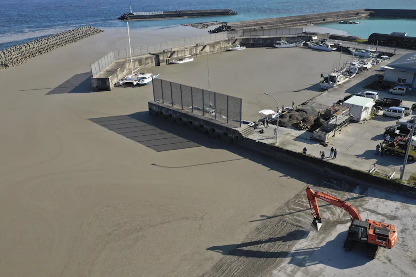 沖縄の漁港で軽石撤去 大量漂着 漁業に支障 日本経済新聞 沖縄の漁港で軽石撤去 大量漂着 漁業に支障 日本経済新聞