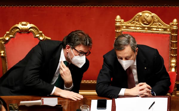 ジョルジェッティ氏（左）はイタリアが20年以上続く経済の低迷から脱却するにはドラギ氏の改革が不可欠だと考えている=ロイター
