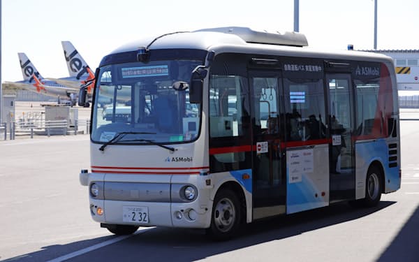 中部国際空港で行われた実証実験で走行する自動運転のバス（29日、愛知県常滑市）