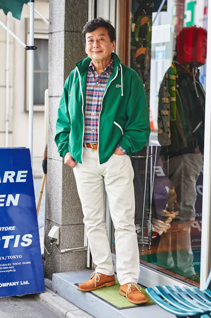 ウインドブレーカーのスポーツコーデ 白パンツで軽快に この冬はグリーンがトレン Nikkei Style ウインドブレーカーのスポーツコーデ 白パンツで軽快に この冬はグリーンがトレン Nikkei Style